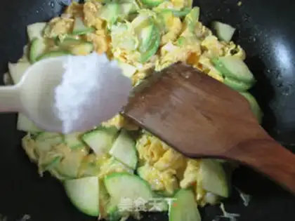 Make Scrambled duck eggs step 5