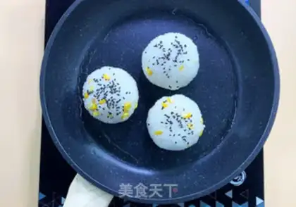 Make Salted yolk pine pine rice step 4