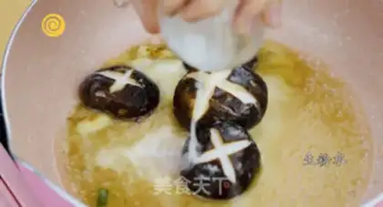 Make The mushroom sea cucumber pours Dutch beans step 4