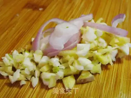 Make cucumber garlic beef step 1