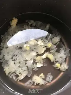 Make Pumpkin potato silver ear soup step 1
