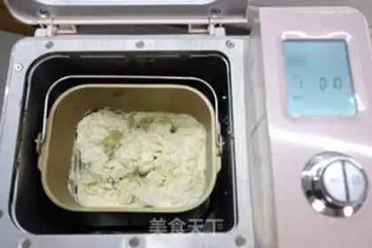 Make Nuts of raw toast step 1