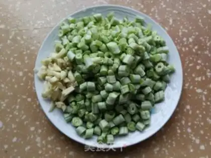 Make Scrambled eggs step 1