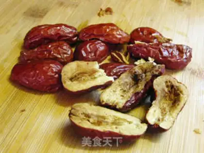 Make Three chickens on the red dates step 1