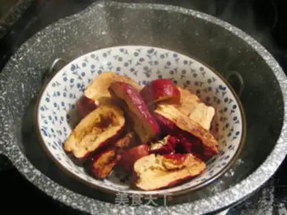 Make Three chickens on the red dates step 2