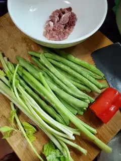 Make Four-season bean fried meat step 0