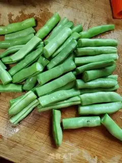 Make Four-season bean fried meat step 1