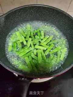 Make Four-season bean fried meat step 3