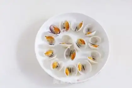 Make Cracking eggs step 1