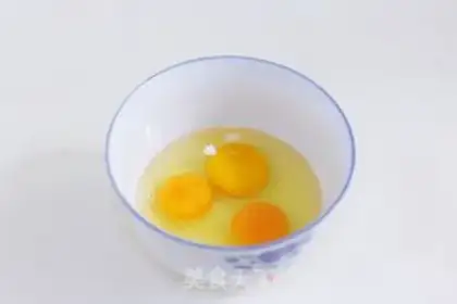 Make Cracking eggs step 2