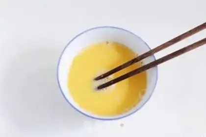 Make Cracking eggs step 3