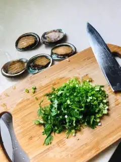 Make Curry garlic abalone steamed potatoes step 1
