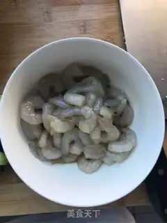 Make Shrimp cucumber fried eggs step 1