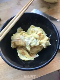 Make Shrimp cucumber fried eggs step 3