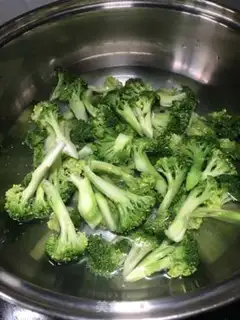 Make Garlic broccoli step 2