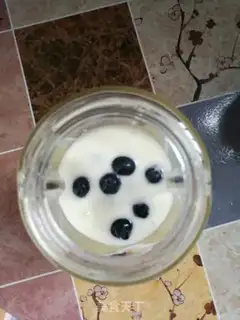 Make Blueberry milkshake step 1