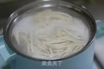 Make Onion noodles step 1