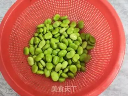 Make Bean petals and garlic step 1