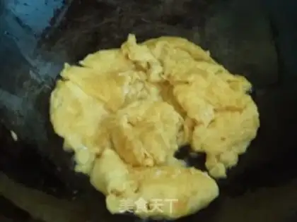 Make Scrambling eggs for tomatoes step 4