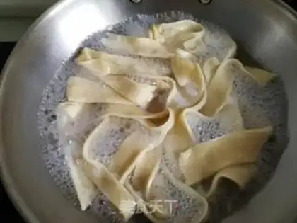 Make Oiled egg noodles step 23