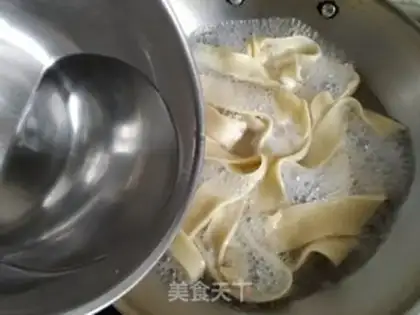Make Oiled egg noodles step 24