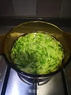 Make cucumber egg soup step 1