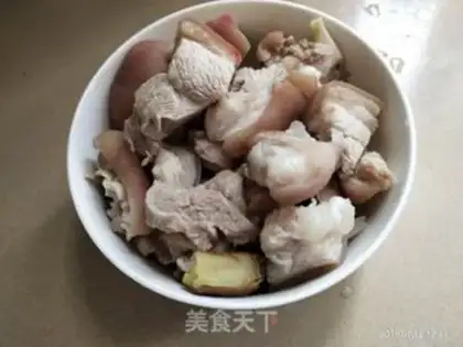Make Piggy-hot-hot-hot-hot-hot plum soup step 2