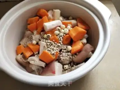Make Piggy-hot-hot-hot-hot-hot plum soup step 3