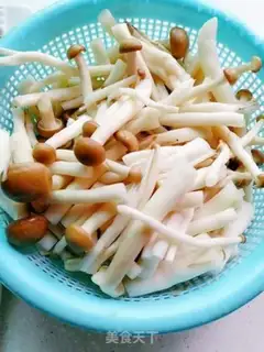 Make Crab mushrooms and fried meat step 1
