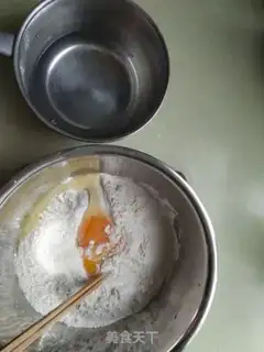 Make Oiled egg noodles step 1