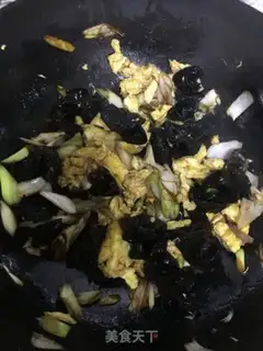 Make Scrambled eggs with onions step 4