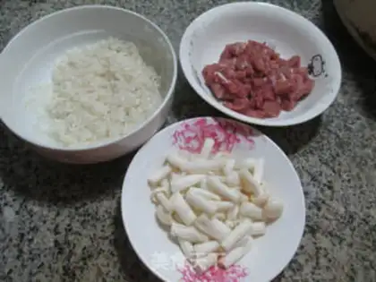 Make The rice porridge in the seafood mushrooms step 0