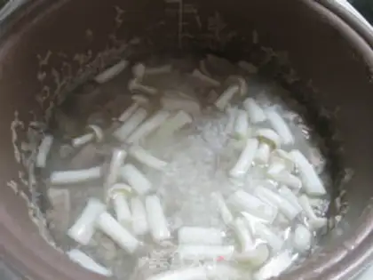 Make The rice porridge in the seafood mushrooms step 5