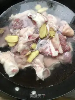 Make A yellow peanut pig hoof step 0