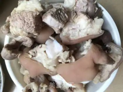 Make A yellow peanut pig hoof step 1