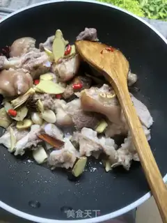 Make A yellow peanut pig hoof step 5