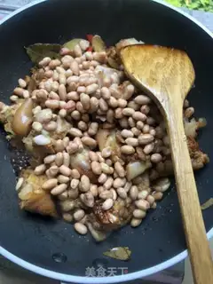 Make A yellow peanut pig hoof step 7