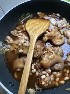 Make A yellow peanut pig hoof step 8