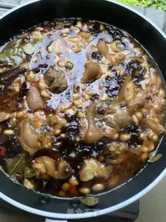 Make A yellow peanut pig hoof step 9