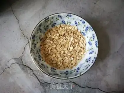 Make oatmeal red date soy sauce step 1