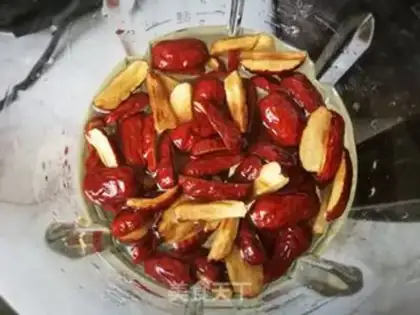 Make oatmeal red date soy sauce step 4