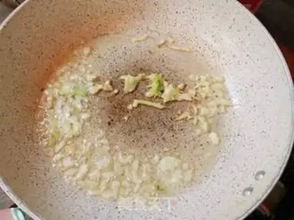 Make Snow pickles, yellow fish soup step 1