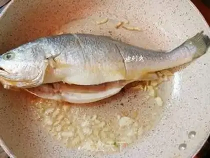 Make Snow pickles, yellow fish soup step 2