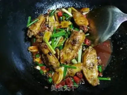 Make Spicy chicken wings and bean sprouts step 2