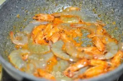 Make Garlic shrimp white pasta step 4