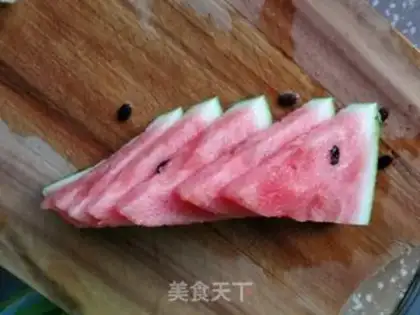 Make Flower cut watermelon step 2