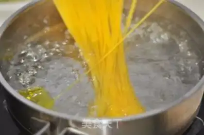 Make Fresh vegetables and pasta step 1