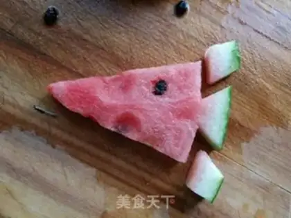 Make Flower cut watermelon step 3
