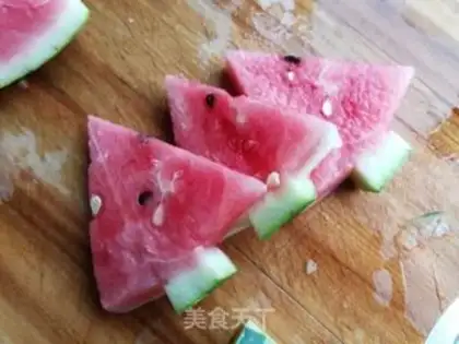 Make Flower cut watermelon step 5