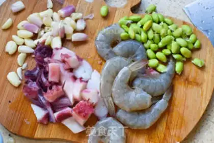 Make Seafood noodles step 1